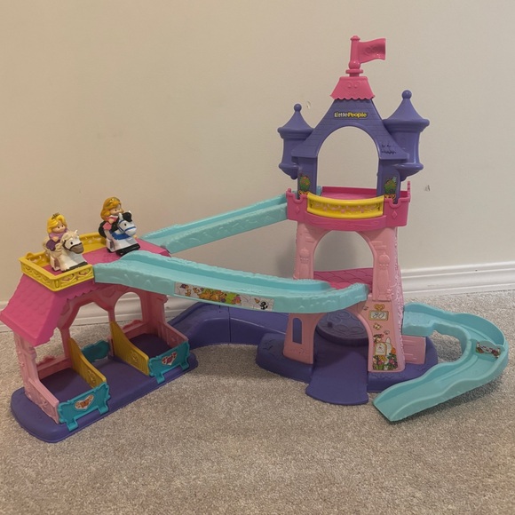 Fisher-Price Other - Fisher-Price Little People Klip Klop Castle with 2 Princesses and flag